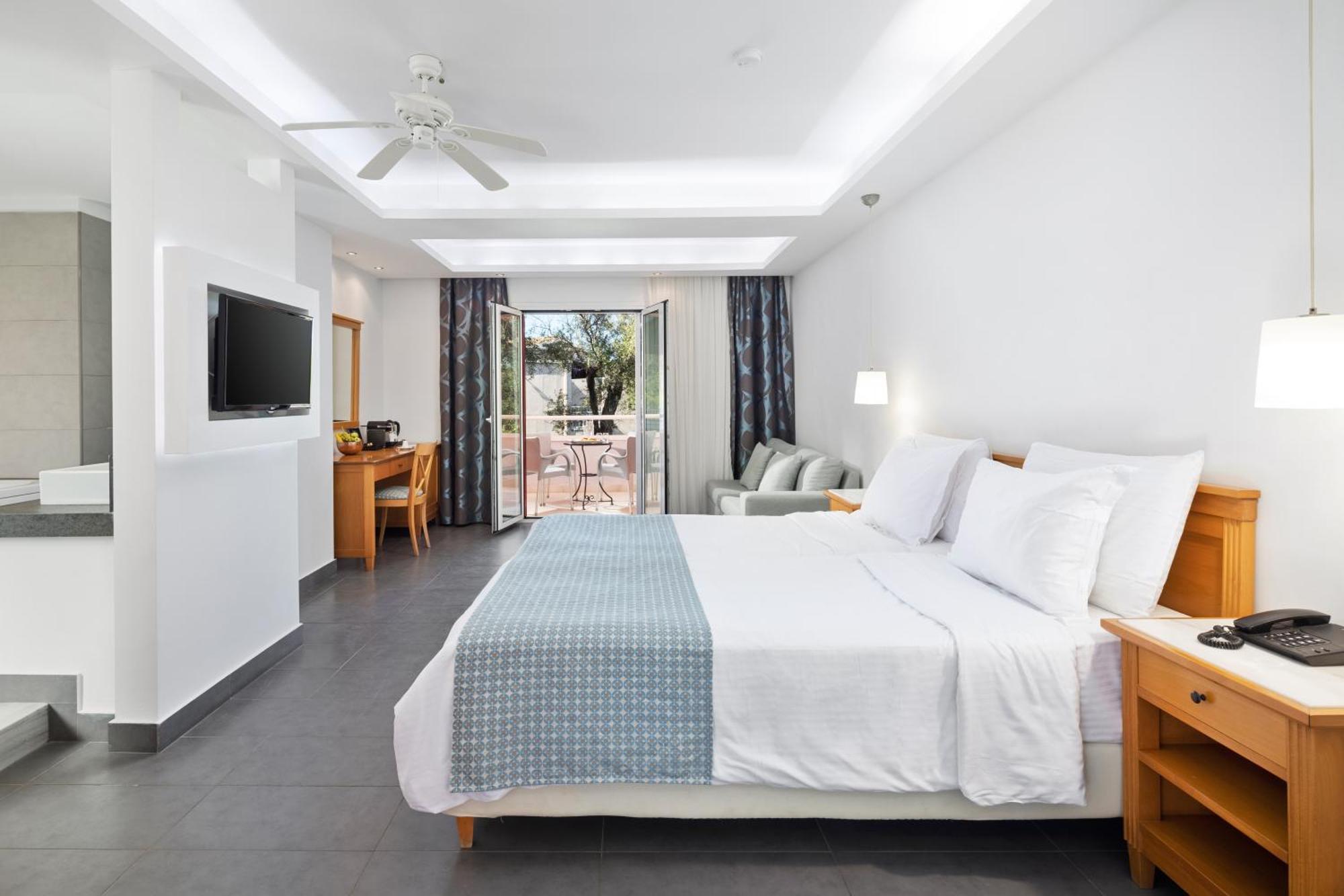 Sentido Apollo Palace Mesongi Exterior photo A room at the hotel
